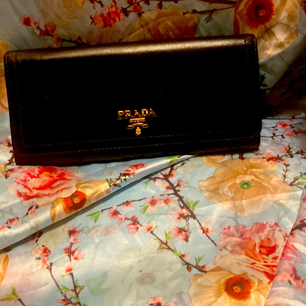 Elegant black Prada lamb skin leather wallet